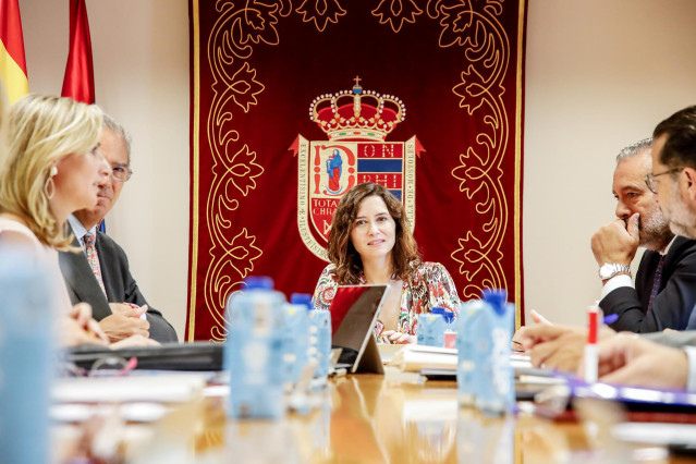La presidenta de la Comunidad de Madrid, Isabel Díaz Ayuso, preside la reunión del consejo de Gobierno, en el Ayuntamiento de Móstoles, a 21 de septiembre de 2022, en Móstoles, Madrid (España). La reunión se celebra de forma extraordinaria en Móstoles.