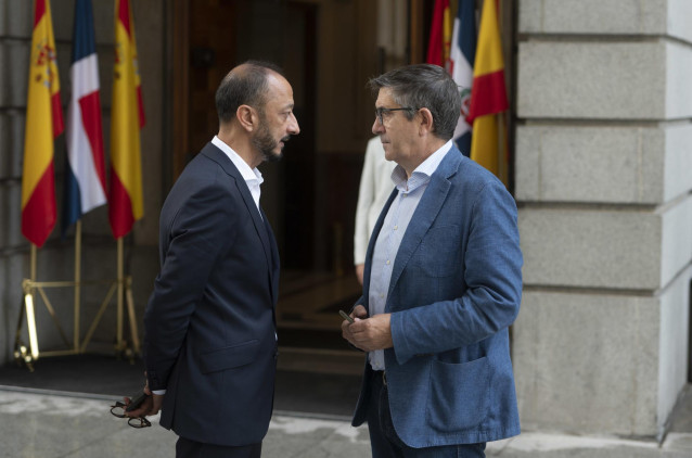 El vicepresidente primero del Congreso de los Diputados , y secretario de Política Municipal del PSOE,  Alfonso Rodríguez Gómez de Celis  y el portavoz del Grupo Parlamentario Socialista en el Congreso de los Diputados, Patxi López.