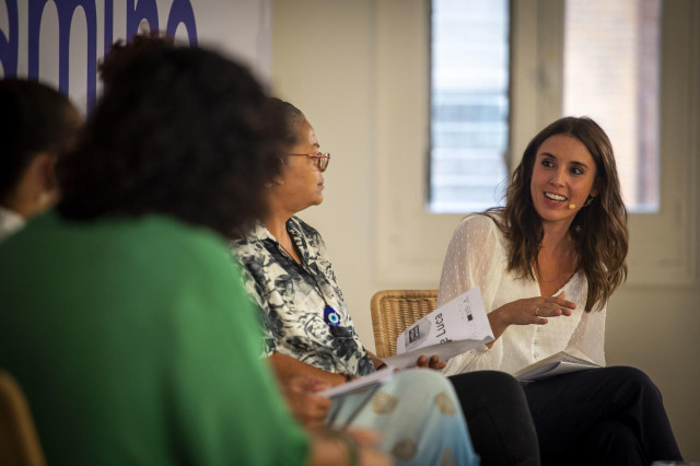 La ministra de Igualdad, Irene Montero (d), interviene durante la presentación del Plan Camino de lucha contra la trata y la explotación sexual, en el Espacio Larra, a 20 de septiembre de 2022, en Madrid (España).