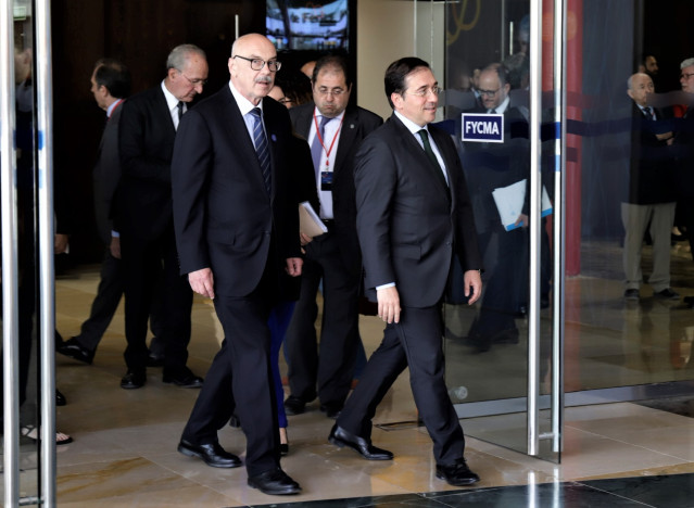 Archivo - El ministro de Asuntos Exteriores, José Manuel Albares, junto el secretario general adjunto de Naciones Unidas, Vladimir Voronkov, durante una conferencia en Málaga