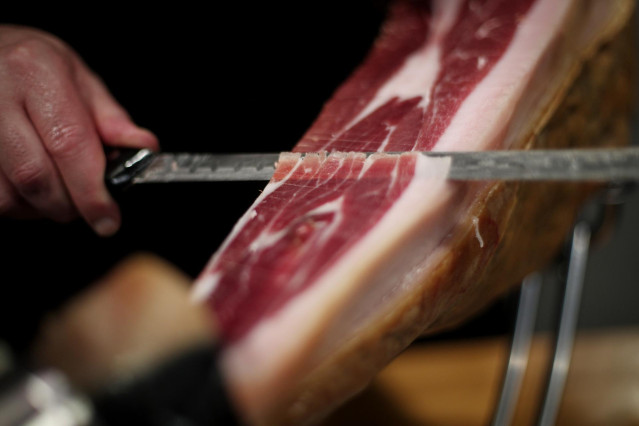 Archivo - Un cortador de jamón en imagen de archivo.