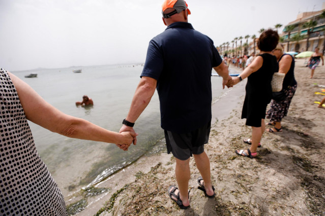 Archivo - Una hilera de personas participa en una cadena humana por la recuperación del Mar Menor, en la Playa en Los Alcázares, a 13 de agosto de 2022, en Los Alcázares, Murcia (España)