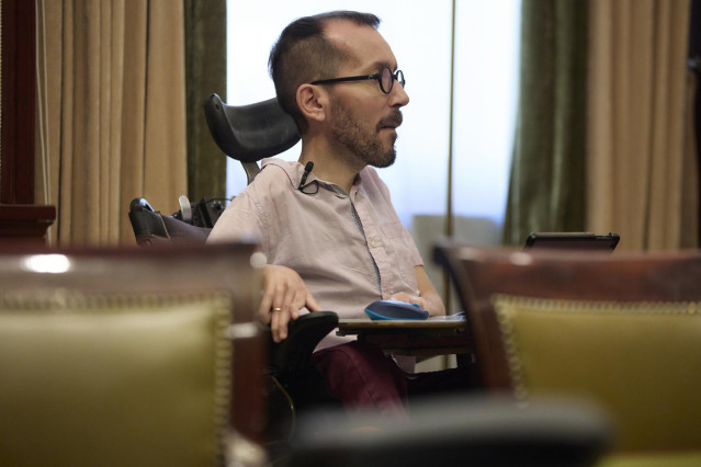 Archivo - El portavoz de Unidas Podemos en el Congreso de los Diputados, Pablo Echenique, durante una entrevista para Europa Press en la Cámara Baja, a 21 de julio de 2022, en Madrid (España). .