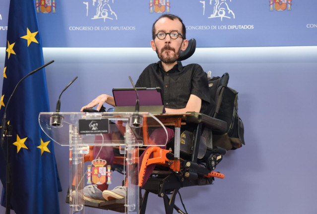 El portavoz de Unidas Podemos en el Congreso de los Diputados, Pablo Echenique, interviene en una rueda de prensa previa a una Junta de Portavoces, en el Congreso de los Diputados, a 20 de septiembre de 2022, en Madrid (España).