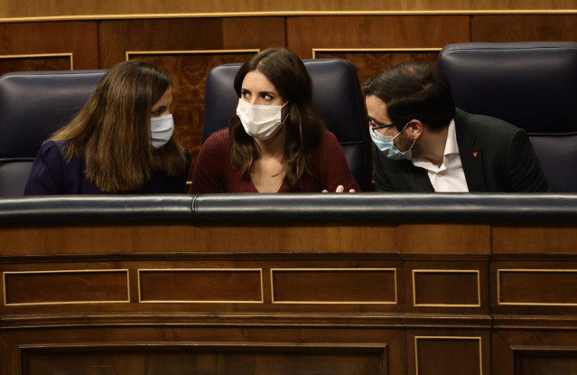 Archivo - (I-D) La ministra de Derechos Sociales, Ione Belarra; la ministra de Igualdad, Irene Montero; y el ministro de Consumo, Alberto Garzón, conversan en una sesión plenaria, en el Congreso de los Diputados, a 17 de febrero de 2022, en Madrid (España