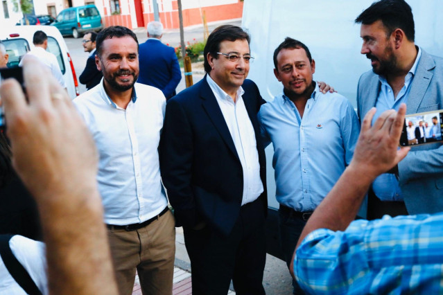 El secretario general del PSOE extremeño, Guillermo Fernández Vara, en la inauguración de la nueva sede local del PSOE de Navalvillar de Pela