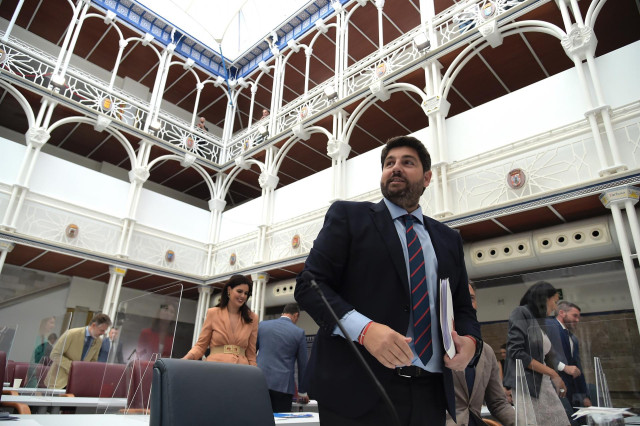 Archivo - El presidente de la Comunidad, Fernando López Miras, antes de intervenir en el Debate sobre el Estado de la Región, celebrado en la Asamblea Regional, en Carttagena (Murcia), a 28 de junio de 2022