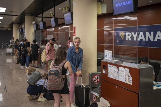Archivo - Varias personas esperan ser atentidas en una ventanilla de Ryanair en el Aeropuerto Josep Tarradellas Barcelona-El Prat, a 8 de agosto de 2022, en Barcelona, Catalunya (España).