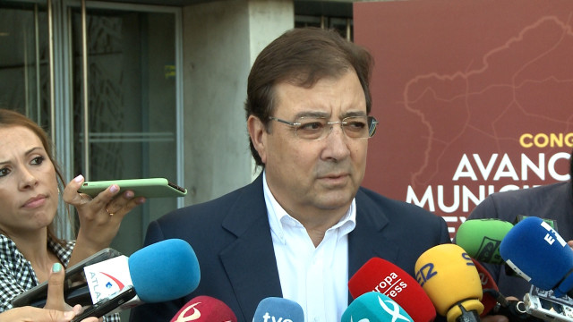 El presidente de la Junta de Extremadura, Guillermo Fernández Vara, en declaraciones a los medios antes de la inauguración en Mérida de una jornada sobre municipalismo
