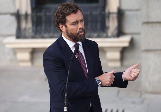 El portavoz parlamentario de Vox en el Congreso, Iván Espinosa de los Monteros, ofrece declaraciones a los medios durante una sesión plenaria, en el Congreso de los Diputados
