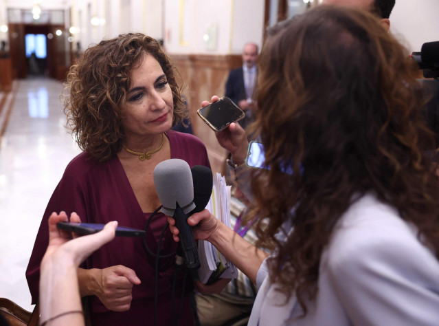 La ministra de Hacienda, María Jesús Montero, ofrece declaraciones a los medios a su llegada a una sesión plenaria, en el Congreso de los Diputados, a 22 de septiembre de 2022, en Madrid (España). Durante el pleno, se ha decidido y votado, a solicitud del