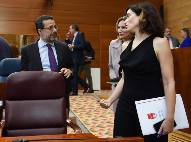 La presidenta de la Comunidad de Madrid, Isabel Díaz Ayuso, llega a un pleno en la Asamblea de Madrid, a 22 de septiembre de 2022