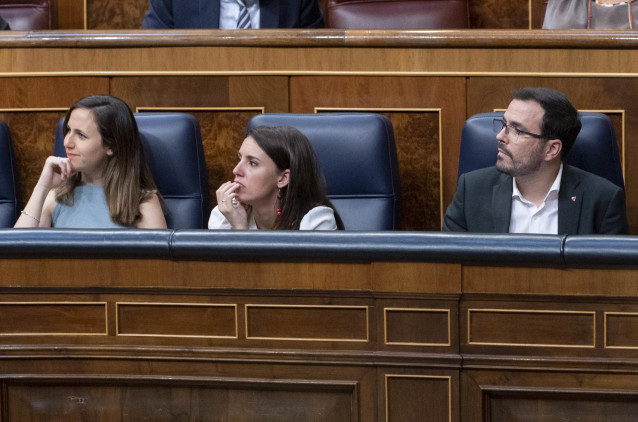 Archivo - (I-D) La ministra de Derechos Sociales y Agenda 2030 y secretaria general de Podemos, Ione Belarra; la ministra de Igualdad, Irene Montero y el ministro de Consumo, Alberto Grazón, durante una sesión plenaria, en el Congreso de los Diputados, a