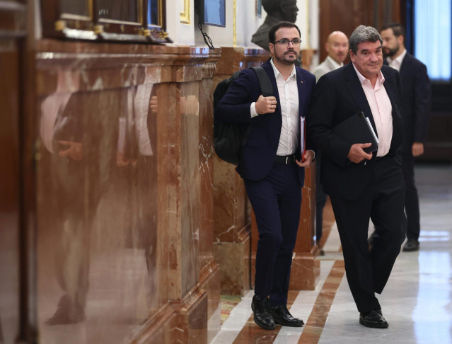 El ministro de Consumo, Alberto Garzón (i) y el ministro de Inclusión, Seguridad Social y Migraciones, José Luis Escrivá (d), a su llegada a una sesión de control al Gobierno en el Congreso de los Diputados, a 21 de septiembre de 2022, en Madrid (España).