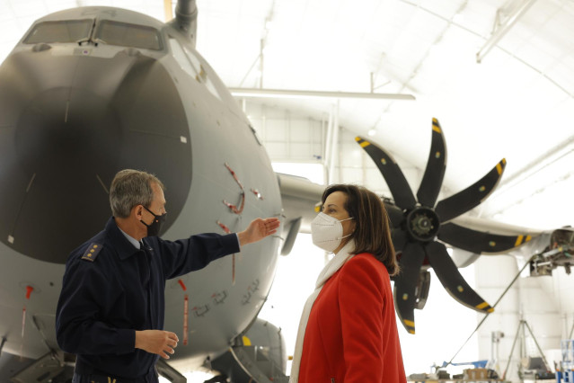 Archivo - La ministra de Defensa, Margarita Robles, en la Base Aérea de Zaragoza