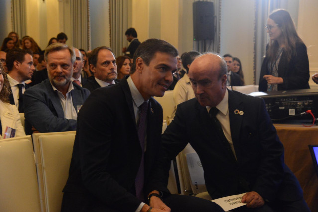 El presidente del Gobierno, Pedro Sánchez (i), conversa en el foro 'Latin America, the United States and Spain in the global economy’, en el Yale Club, a 21 de septiembre de 2022, en Nueva York (EEUU). Se trata de un foro con líderes empresariales, políti