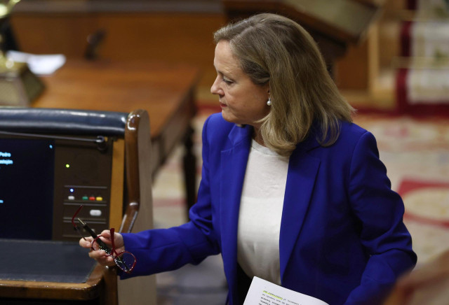 La vicepresidenta primera y ministra de Asuntos Económicos y Transformación Digital, Nadia Calviño, durante una sesión plenaria en el Congreso de los Diputados, a 21 de septiembre de 2022, en Madrid (España). Durante el pleno, el ministro de Interior, ha