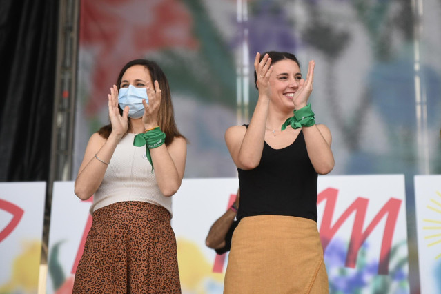 Archivo - La ministra de Derechos Sociales y Agenda 2030, Ione Belarra (i), y la ministra de Igualdad, Irene Montero, en la Fiesta de la Primavera de Podemos, a 22 de mayo de 2022, en Valencia, Comunidad Valenciana, (España). Este evento reúne a la cúpula