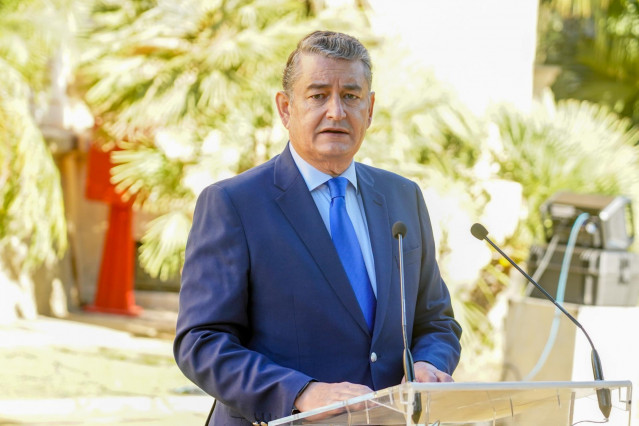 El consejero de la Presidencia, Interior, Diálogo Social y Simplificación Administrativa, Antonio Sanz, atiende a los medios de comunicación  antes de la reunión con los delegados del Gobierno de la Junta de Andalucía a 23 de septiembre del 2022 en Jerez