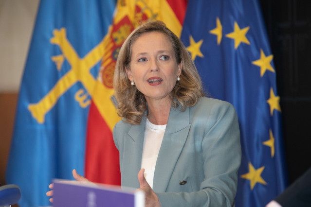 La vicepresidenta del Gobierno y ministra de Economía, Nadia Calviño en rueda de prensa en Oviedo.