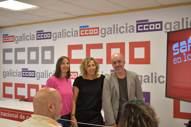 El secretario general de CC.OO., Unai Sordo, junto a la secretaria xeral de CC.OO Galicia, Amelia Pérez, y la secretaria general de CC.OO. Del Hábitat de Galicia, Alejandra Gesto.