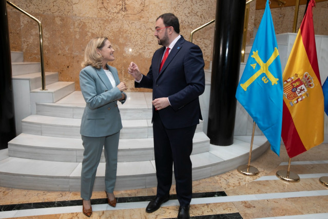 La vicepresidenta y ministra de Economía, Nadia Calviño y el presidente del Gobierno del Principado, Adrián Barbón.