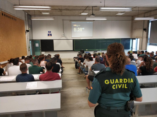 Archivo - Varios opositores participan en una prueba de acceso de la Guardia Civil en 2018