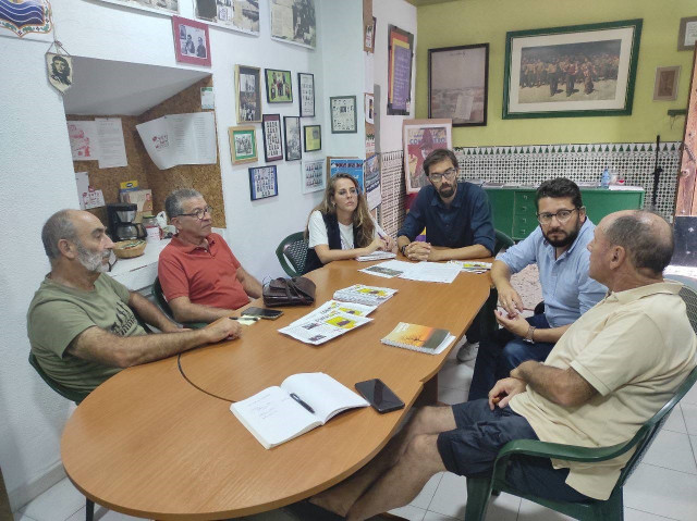 El diputado de Izquierda Unida en el Congreso, José Luis Bueno (centro), reunido con representantes de Ecologistas en Acción.
