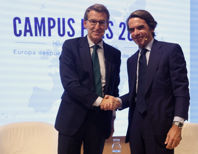 El presidente del Partido Popular, Alberto Núñez Feijóo y el expresidente del Gobierno y presidente de la Fundación FAES, José María Aznar, se despiden tras la clausura del Campus FAES 2022, en el Espacio Bertelsmann, a 23 de septiembre de 2022, en Madrid