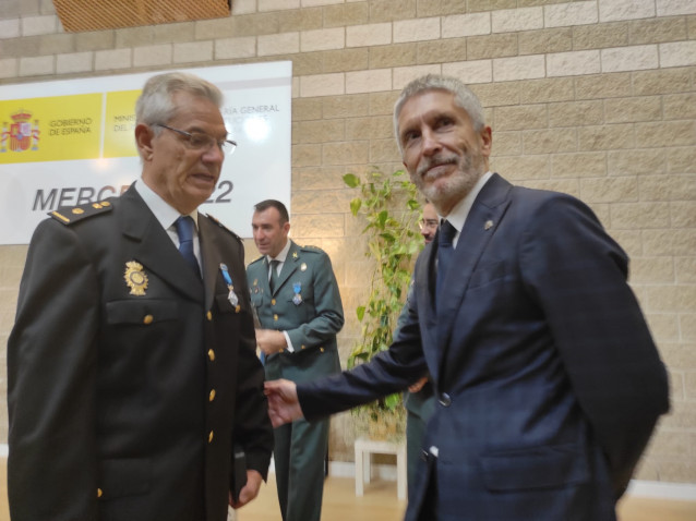 El ministro del Interior, Fernando Grande-Marlaska (dcha.), en la entrega de las condecoraciones por la patrona de Instituciones Penitenciarias por la festividad de La Merced.
