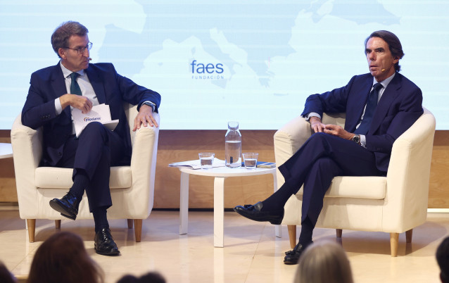 El presidente nacional del Partido Popular, Alberto Núñez Feijóo, y el presidente de la Fundación FAES, José María Aznar (d), intervienen en la clausura del Campus FAES 2022, en el Espacio Bertelsmann, a 23 de septiembre de 2022, en Madrid (España). Feijó