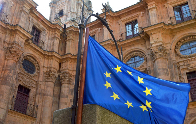 Archivo - Bandera de la UE en la UPSA.