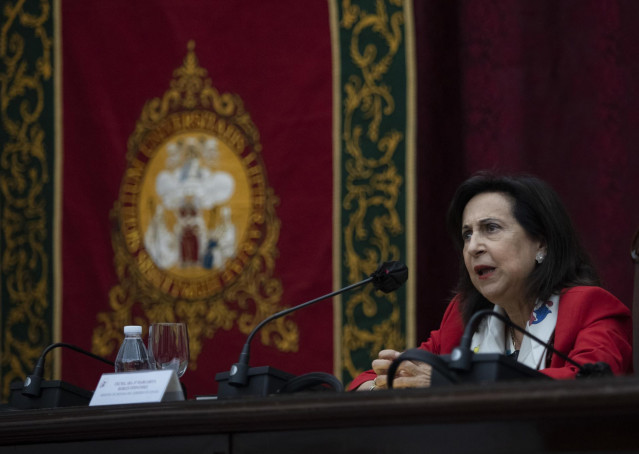 La ministra de Defensa, Margarita Robles, durante la presentación del libro 'The Limitations of the Law of Armed Conflicts: New Means and Methods of Warfare. Essays in Memory of Rosario Domínguez Matés', este viernes en la Universidad de Sevilla. A 23 de