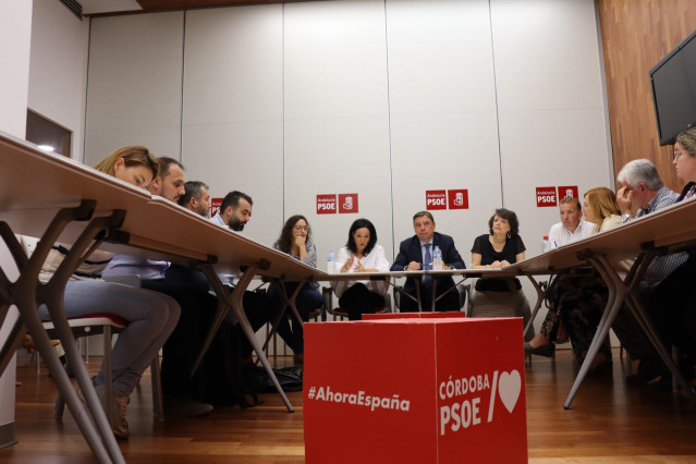 Crespín y Planas (centro) presiden la reunión con alcaldes socialistas de Córdoba.