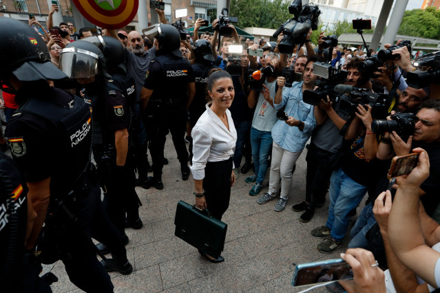 Macarena Olona a su llegada a la Universidad de Murcia, donde ha ofrecido una conferencia
