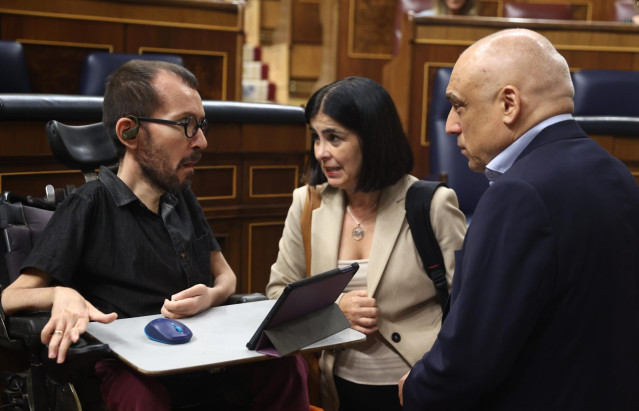 (I-D) El portavoz de Unidas Podemos, Pablo Echenique; la ministra de Sanidad, Carolina Darias y el secretario general del Grupo Socialista en el Congreso, Rafael Simancas, durante una sesión de control al Gobierno en el Congreso
