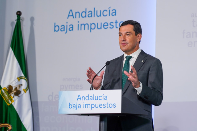 El presidente de la Junta de Andalucía, Juanma Moreno, el día 21 en la firma del decreto para bonificar el Impuesto sobre el Patrimonio.