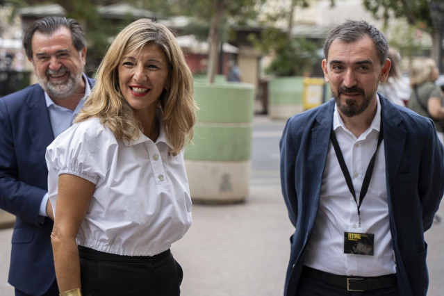 La vicepresidenta y ministra de Trabajo y Economía Social, Yolanda Díaz, charla con el director de eldiario.es, Ignacio Escolar, antes de participar en el Festival X aniversario de elDairio.es, en la Plaza del Ayuntamiento de Valencia
