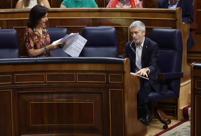 La ministra de Defensa, Margarita Robles y el ministro de Interior, Fernando Grande-Marlaska, durante una sesión de control al Gobierno en el Congreso de los Diputados
