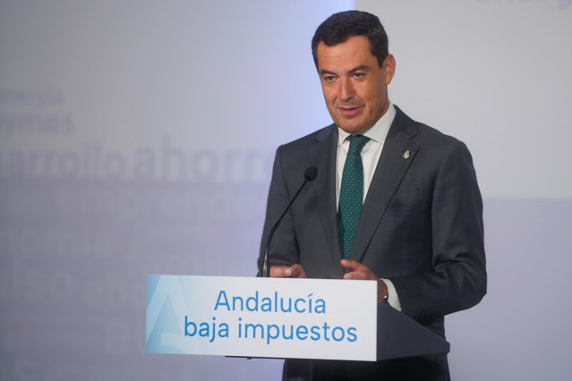 El presidente de la Junta de Andalucía, Juanma Moreno, en una imagen de 21 de septiembre tras la firma del decreto sobre la bajada fiscal.