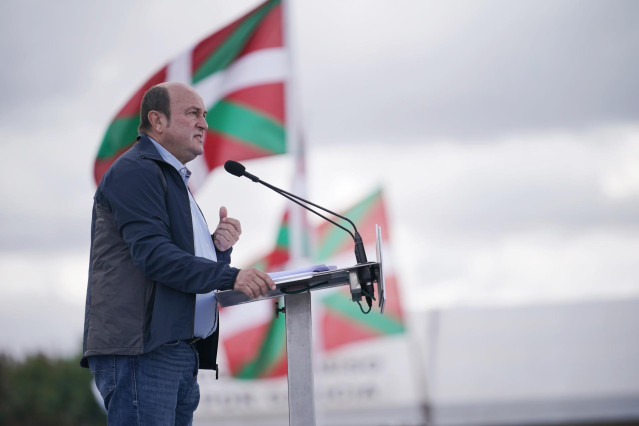 El presidente del EBB del PNV, Andoni Ortuzar, durante su intervención de este domingo en el Alderdi Eguna, en Foronda