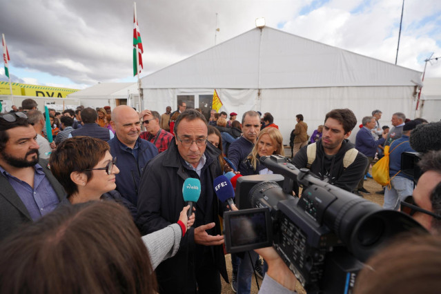 El presidente del Consell Nacional de Junts, Josep Rull, durante su visita al Alderdi Eguna del PNV