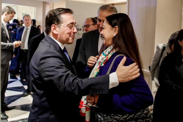 (I-D) El ministro de Asuntos Exteriores, Unión Europea y Cooperación, José Manuel Albares; el presidente Europa Press, Asís Martín de Cabiedes y la embajadora de Marruecos en España, Karima Benyaich, conversan a su llegada a un desayuno informativo de Eur