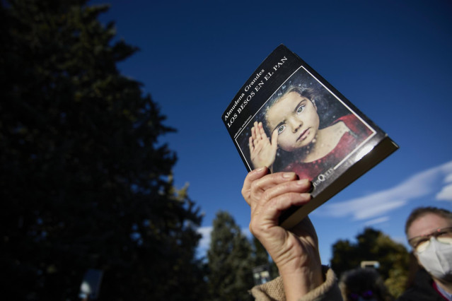 Archivo - Una persona con un libro en la mano en homenaje a Almudena Grandes, asisten al entierro de la escritora en el Cementerio Civil, a 29 de noviembre de 2021, en Madrid (España).