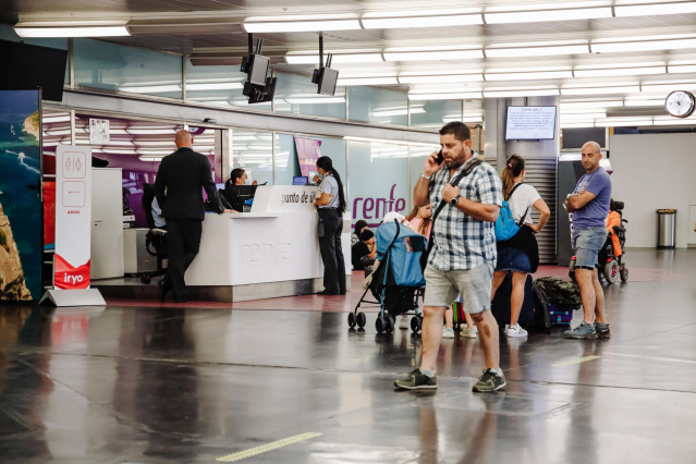 Varios pasajeros en la estación de Atocha, a 15 de septiembre de 2022, en Madrid (España).