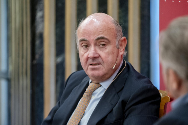 El presidente del Banco de España, Luis de Guindos, participa en un evento organizado por la Asociación Española de Directivos (AED), en el Hotel InterContinental, a 26 de septiembre de 2022, en Madrid (España). Durante el encuentro, en formato desayuno d
