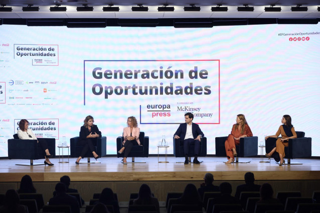 (I-D) La directora de Innovación, Sostenibilidad y Experiencia Cliente de Aena, Amparo Brea; la directora de Residencial y Negocios de Endesa, Maite González; la directora global de Nuevos Negocios e Innovación de Ikea, Carolina García; el socio de McKins