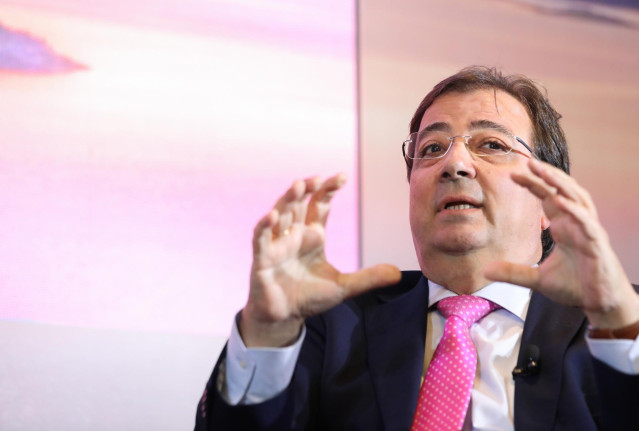 El presidente de la Junta de Extremadura, Guillermo Fernández Vara, interviene durante un desayuno informativo organizado por 'El Periódico de España’, en el Hotel Westin Palace, a 26 de septiembre de 2022, en Madrid (España).