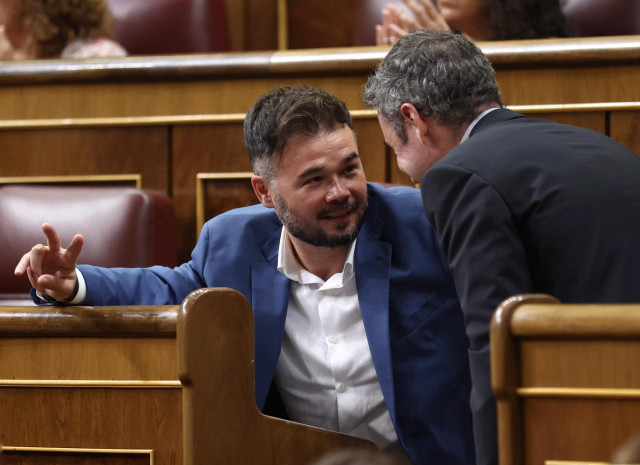 El portavoz de ERC en el Congreso, Gabriel Rufián (i), durante una sesión de control al Gobierno