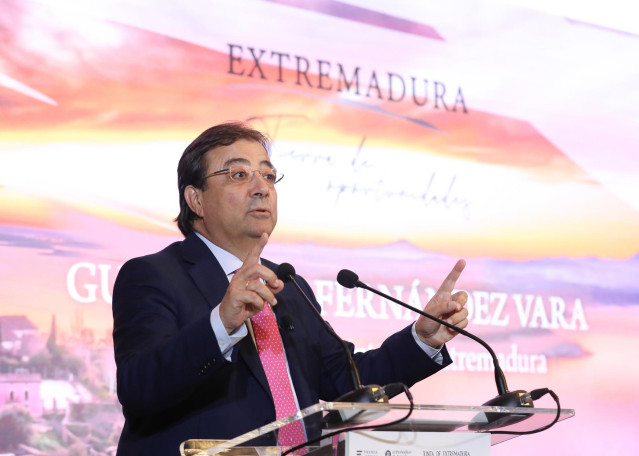 El presidente de la Junta de Extremadura, Guillermo Fernández Vara, interviene durante un desayuno informativo organizado por 'El Periódico de España’, en el Hotel Westin Palace, a 26 de septiembre de 2022, en Madrid (España).